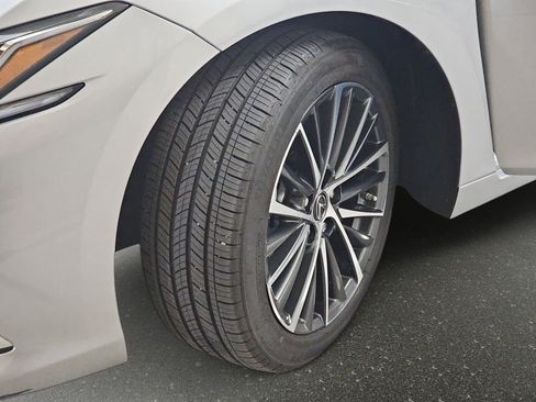 Certified 2025 Lexus ES 300h w/ Premium Package FWD image 31