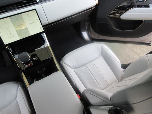 Used 2024 Land Rover Range Rover Sport SE image 18