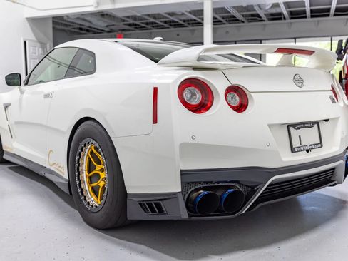 Used 2017 Nissan GT-R Premium w/ Premium Interior Package AWD/4WD image 18