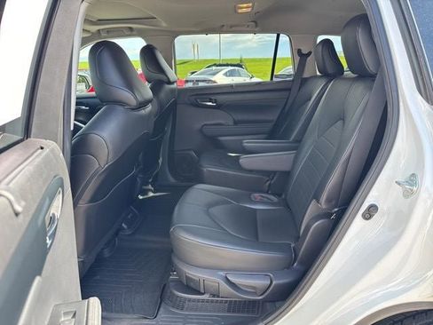 Used 2021 Toyota Highlander XLE AWD/4WD image 18