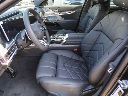 Used 2025 BMW 750e xDrive w/ Premium Package image 13