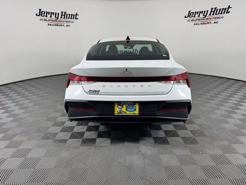Used 2024 Hyundai Elantra SEL image 8