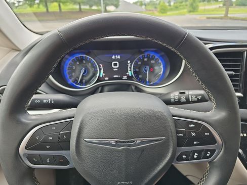 Used 2023 Chrysler Pacifica Touring-L FWD image 25
