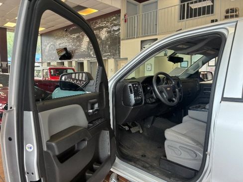 Used 2018 Chevrolet Silverado 1500 Custom w/ Custom Value Package RWD image 16