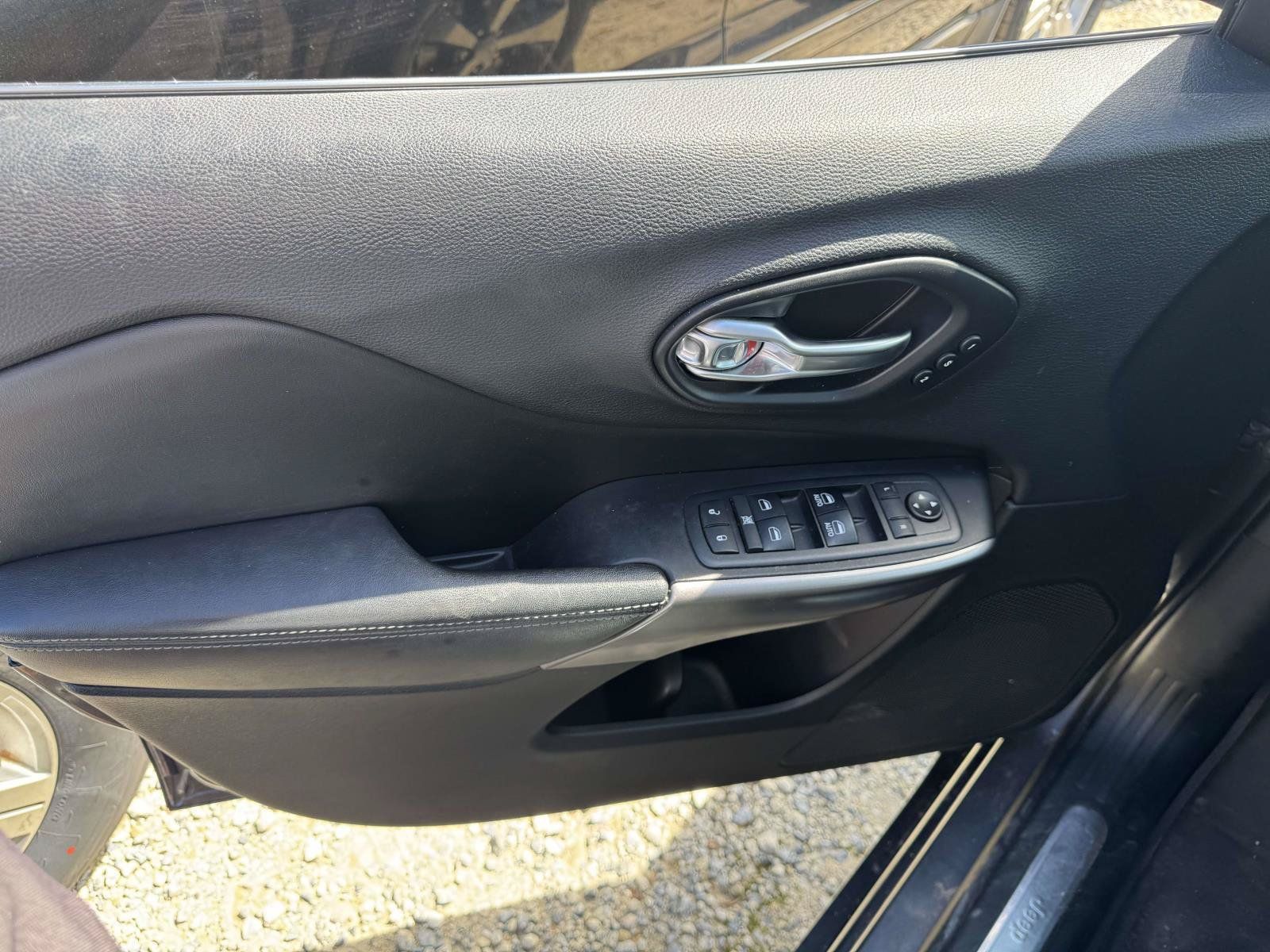 Used 2019 Jeep Cherokee Limited AWD/4WD image 12