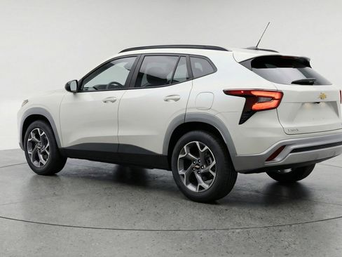 Used 2025 Chevrolet Trax LT w/ LT Convenience Package image 5