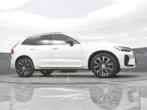 Used 2025 Volvo XC60 B5 Plus AWD/4WD image 27