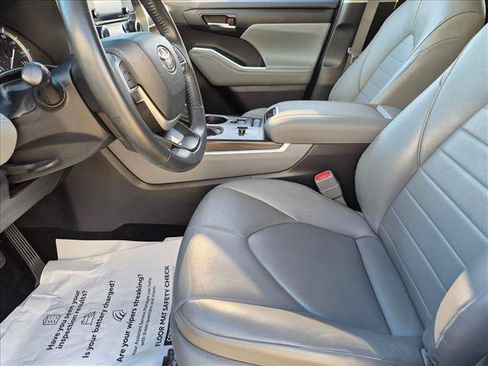 Used 2022 Toyota Highlander XLE FWD image 15