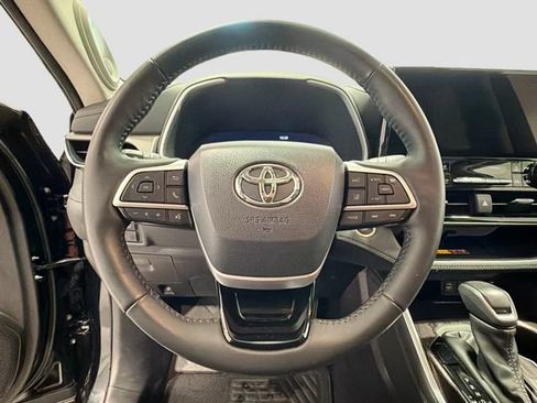 Certified 2025 Toyota Highlander Limited AWD/4WD image 9