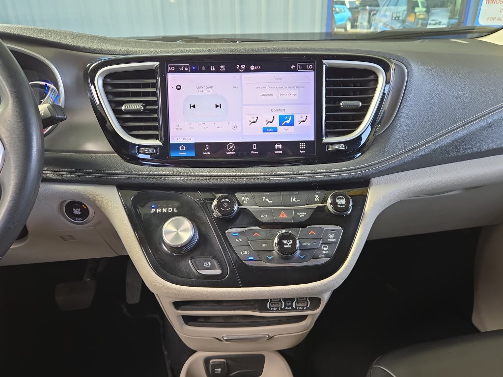 Used 2023 Chrysler Pacifica Touring-L FWD image 23