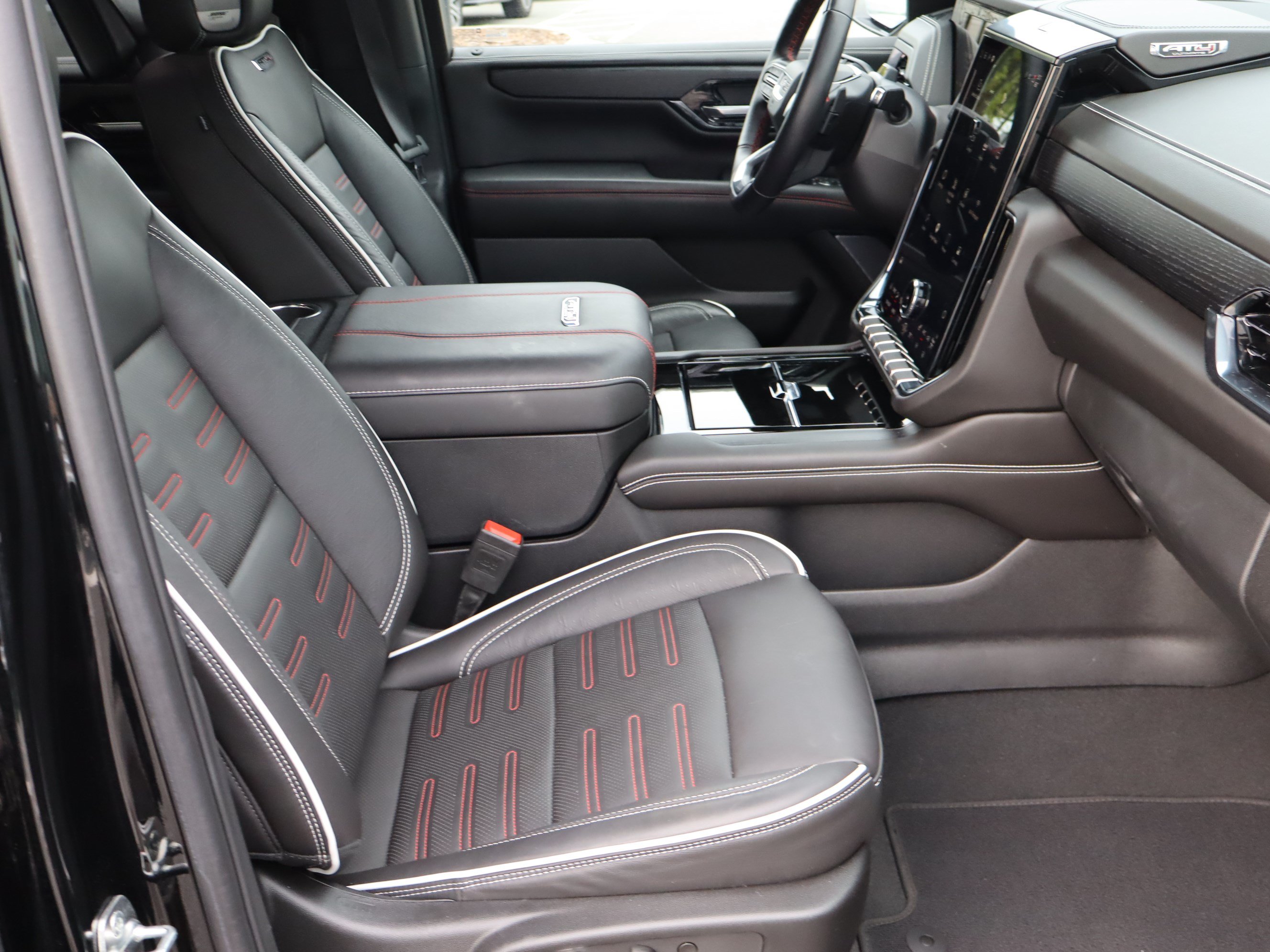 Used 2025 GMC Yukon AT4 Ultimate AWD/4WD image 43