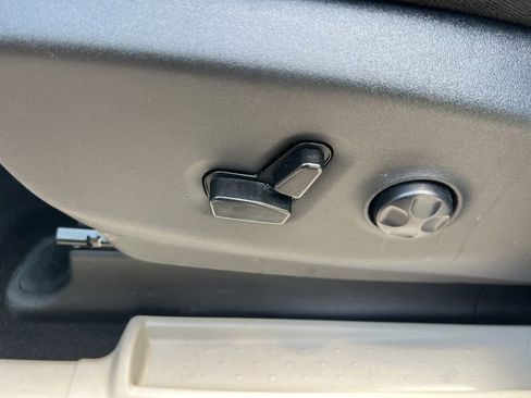 Used 2023 Chrysler Pacifica Touring-L FWD image 49
