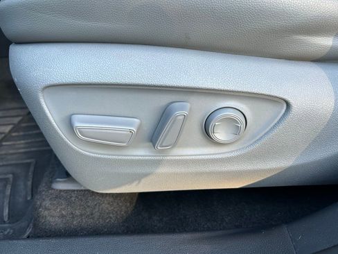 Used 2023 Toyota Highlander XLE image 16