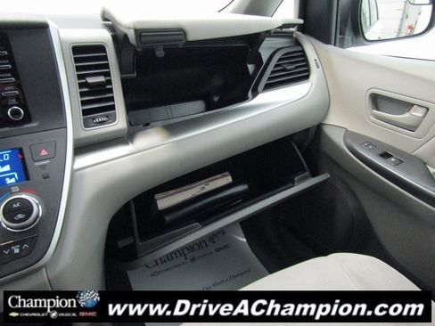 Used 2020 Toyota Sienna L image 30