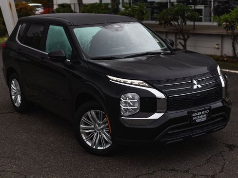 Used 2022 Mitsubishi Outlander ES image 2