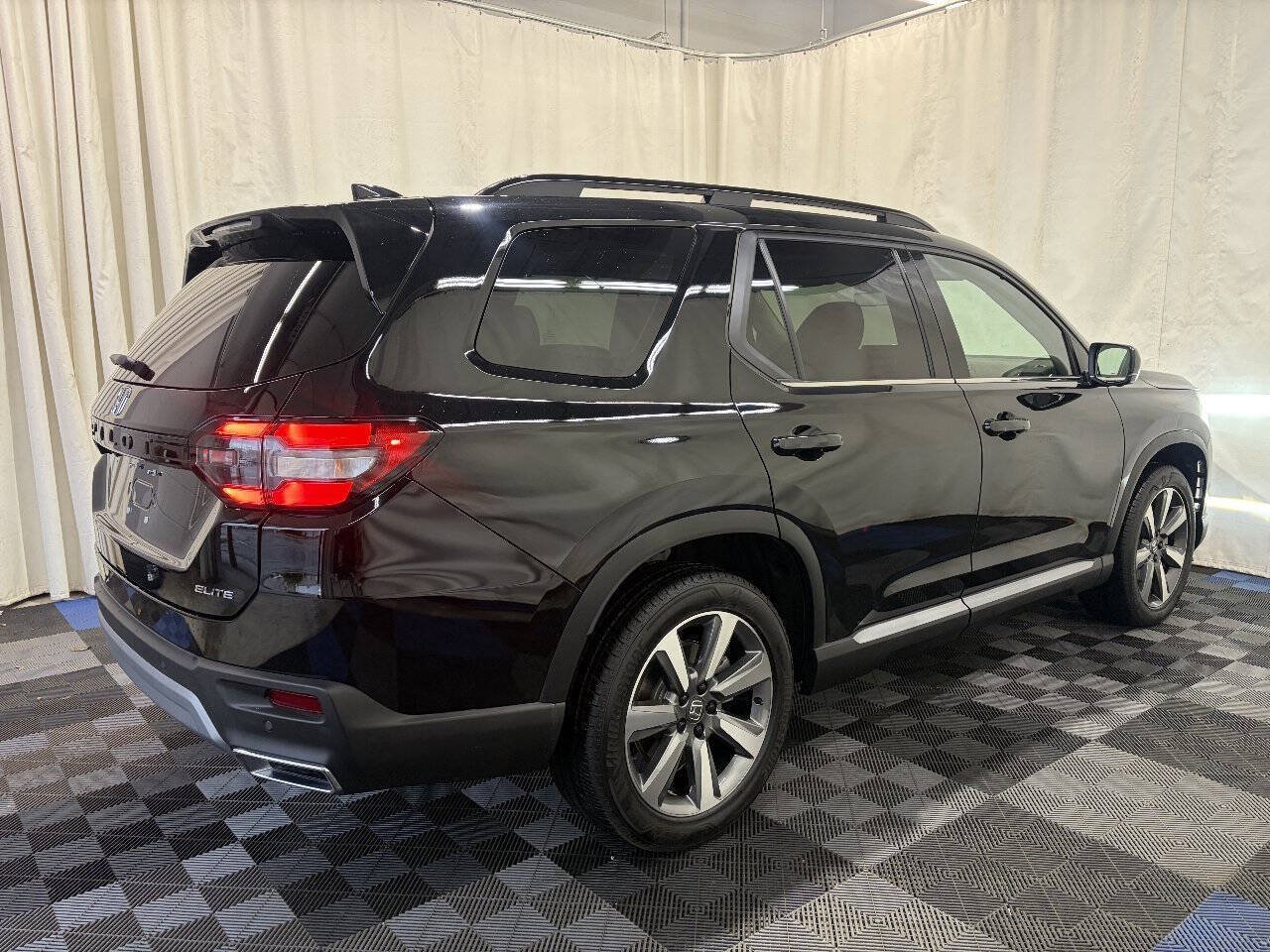 Used 2025 Honda Pilot Elite image 6