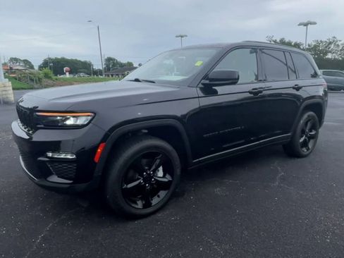Used 2023 Jeep Grand Cherokee Limited w/ Black Appearance Package RWD image 4