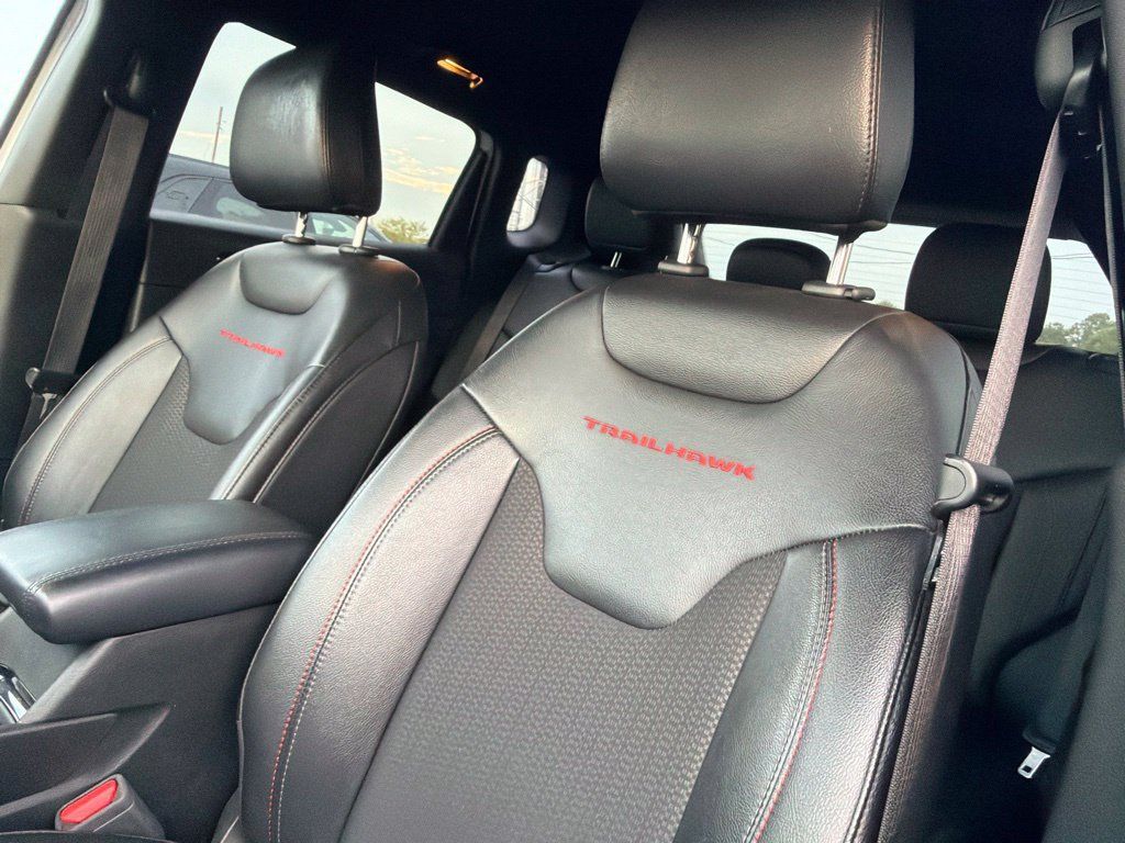 Used 2025 Jeep Compass Trailhawk AWD/4WD image 17