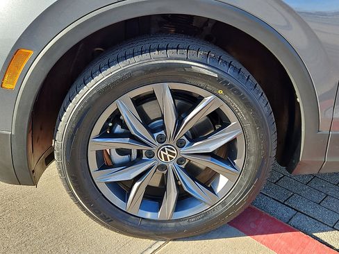 Used 2023 Volkswagen Tiguan SE w/ Panoramic Sunroof Package image 5