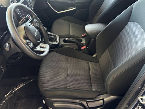 Used 2025 Kia Soul LX w/ LX Technology Package FWD image 25