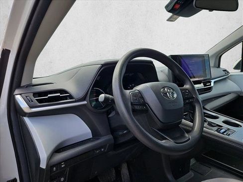 Certified 2025 Toyota Sienna LE FWD image 9