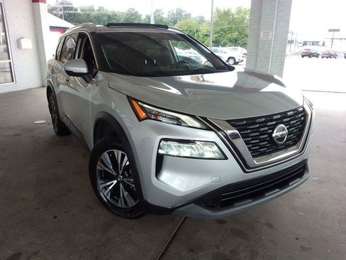 Used 2021 Nissan Rogue SV w/ Premium Package FWD image 2