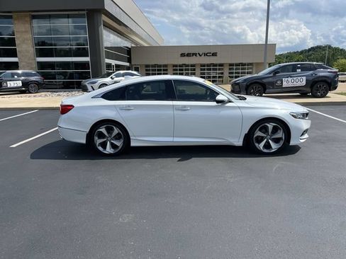 Used 2020 Honda Accord Touring image 2