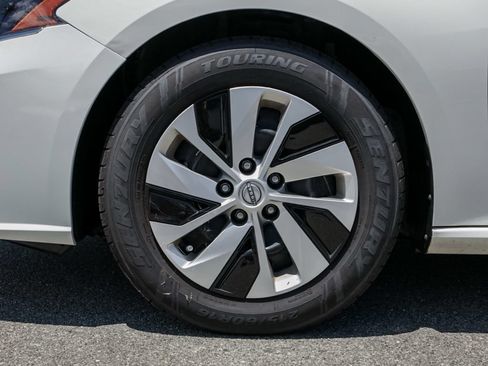 Used 2024 Nissan Altima 2.5 S FWD image 11
