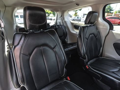 Used 2024 Chrysler Pacifica Limited FWD image 31