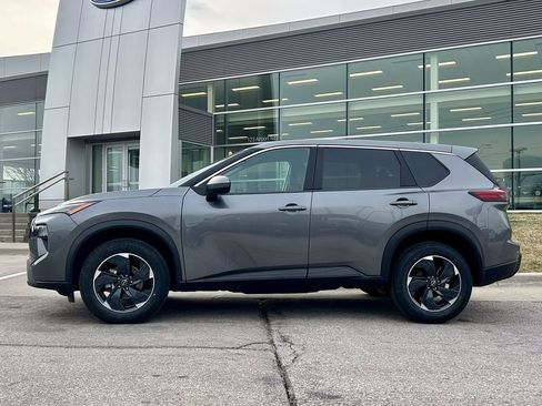 Used 2024 Nissan Rogue SV image 3