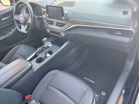 Used 2025 Nissan Altima 2.5 SV FWD image 30