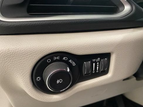 Used 2017 Chrysler Pacifica Touring-L FWD image 32