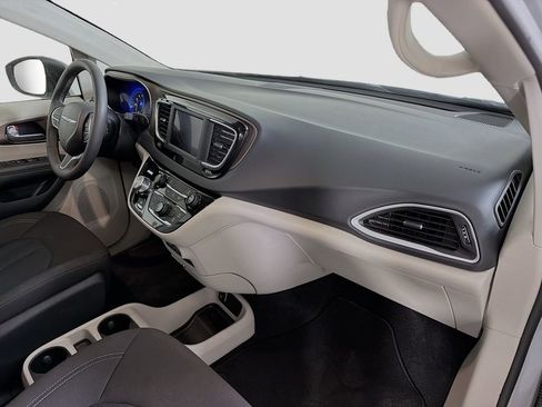 Used 2024 Chrysler Voyager LX image 31