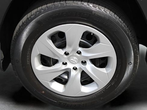 Used 2023 Toyota RAV4 LE AWD/4WD image 3