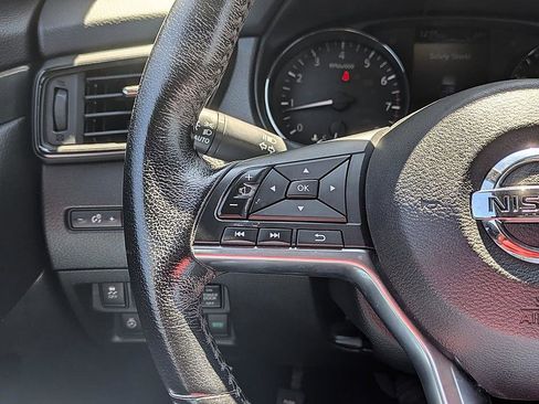 Used 2017 Nissan Rogue SV w/ SV Premium Package image 16