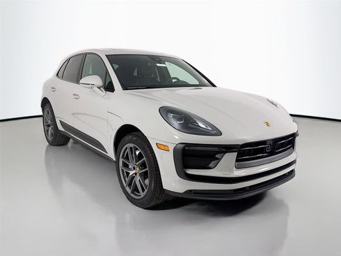 Certified 2025 Porsche Macan image 31
