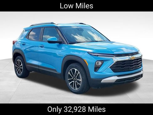 Used 2025 Chevrolet TrailBlazer LT w/ Driver Confidence Package FWD image 2