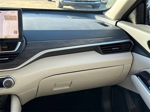 Used 2023 Nissan Altima 2.5 SV w/ SV Premium Package image 16