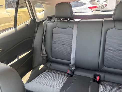 Used 2025 Chevrolet Trax LT FWD image 33