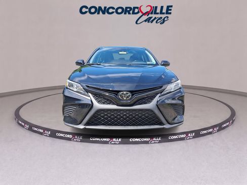 Used 2019 Toyota Camry SE FWD image 2