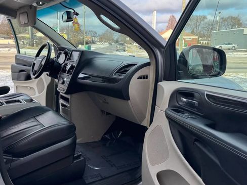Used 2015 Chrysler Town & Country Touring image 16