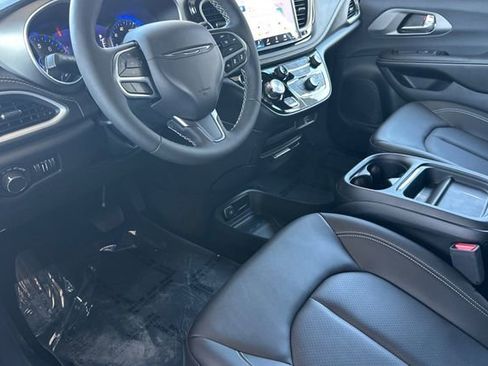 New 2027 Chrysler Pacifica Select FWD image 9