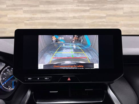 Used 2024 Toyota Venza XLE image 9