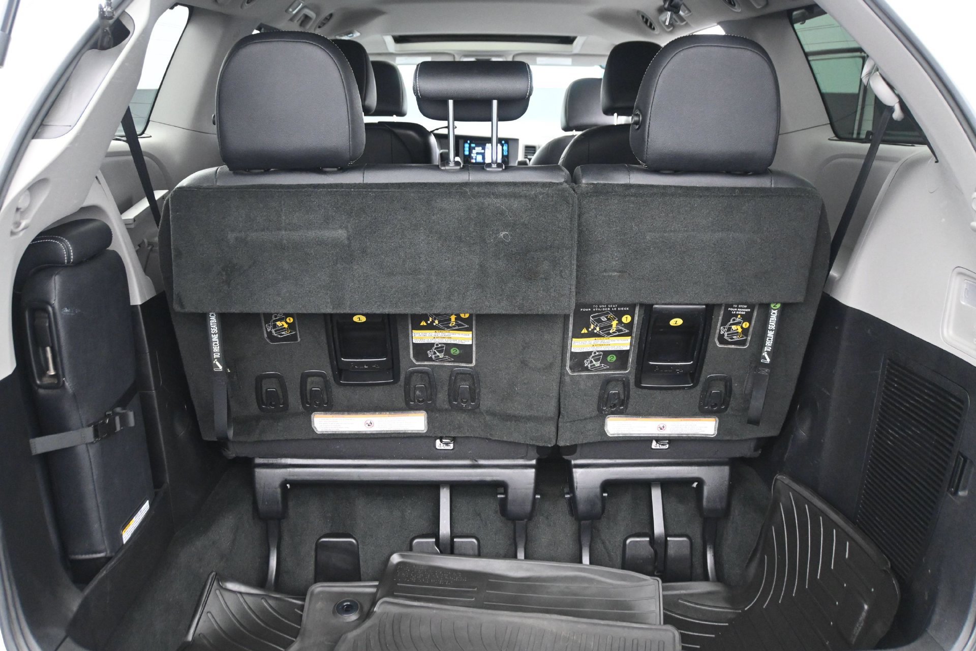 Used 2017 Toyota Sienna SE w/ SE Preferred Package FWD image 16