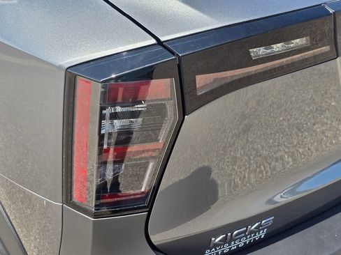 Used 2025 Nissan Kicks SR FWD image 9