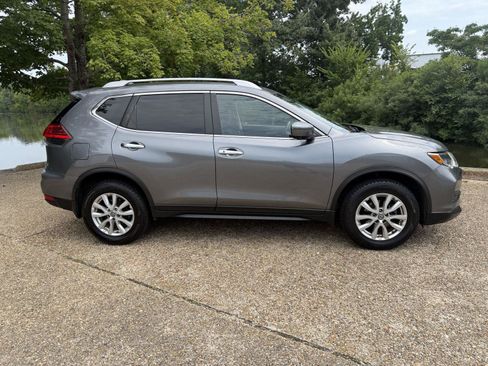 Used 2017 Nissan Rogue SV w/ SV Premium Package AWD/4WD image 2