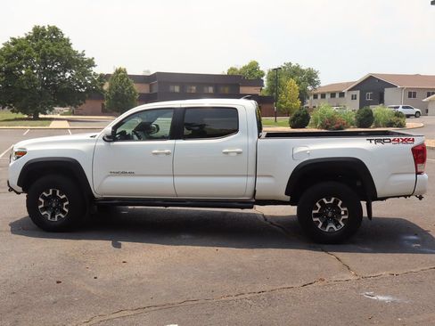 Used 2017 Toyota Tacoma TRD Off-Road w/ Premium & Technology Package AWD/4WD image 9