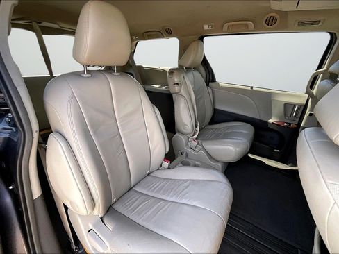 Used 2011 Toyota Sienna XLE w/ Entertainment Pkg FWD image 19