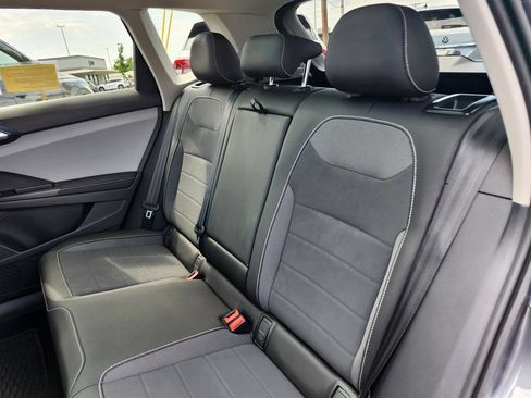 Used 2024 Volkswagen Taos SE w/ Panoramic Sunroof Package FWD image 12
