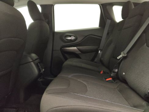 Used 2019 Jeep Cherokee Latitude w/ Popular Appearance Group FWD image 18